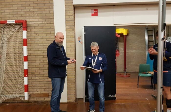 Ad van Lieshout ontvangt gouden speld voor 40 jaar volleybal scheidsrechter