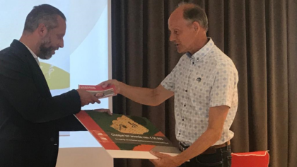 Cheque voor bibliotheek Helmond-Peel