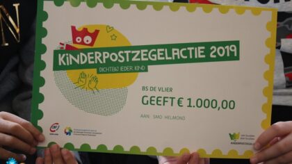 Opbrengst kinderpostzegels De Vlier naar smo De Koning