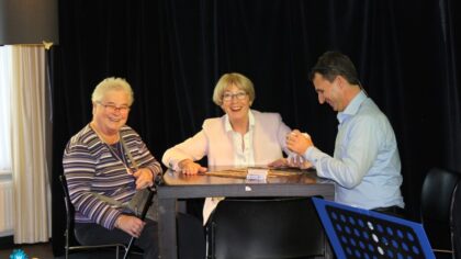 Savant trakteert bewoners op een gezellige theatershow