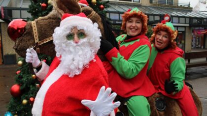 Kerstman met elfjes zet winkelcentrum op zijn kop