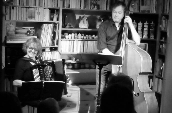 Optreden Gluren bij de Buren in Bibliotheek Helmond