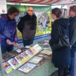 Wethoduer Dortmans in gesprek met een van de deelnemers