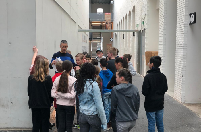 Leerlingen van OBSH bezoeken eigen expositie ‘blik op de wereld’
