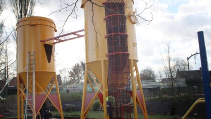 Speeltuin Helmond-west trakteert jeugd op nieuw toestel