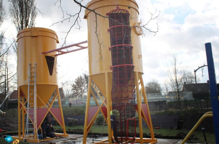 Speeltuin Helmond-west trakteert jeugd op nieuw toestel