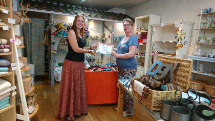 Cheque twv €997,40 voor stichting Bombo