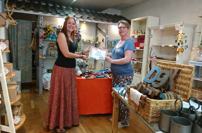 Cheque twv €997,40 voor stichting Bombo