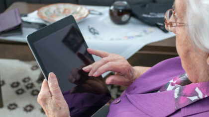 Senioren in Helmond leren veilig online te zijn tijdens bijeenkomst