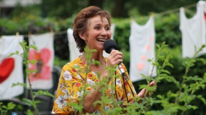 Marie Christien verrast bewoners Rivierenhof met optreden