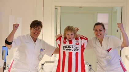Brainportpartners doneren bijzondere PSV-shirts aan vier ziekenhuizen