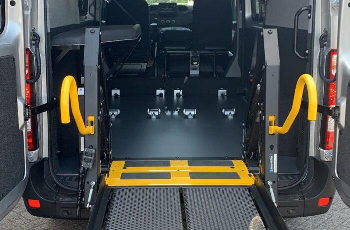 Inzameling bus voor twee gehandicapte kinderen