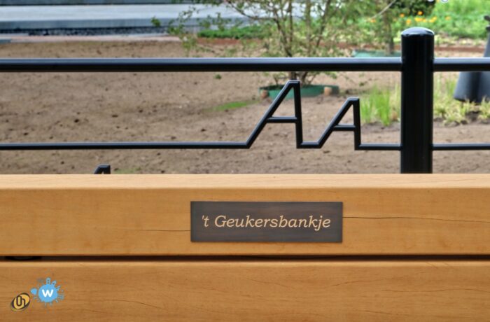Naamgeving van zitbank aan het burgemeester Geukerspark