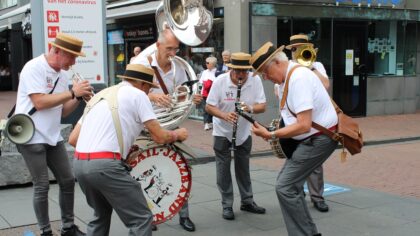 Jazzbands brengen leven in de brouwerij