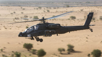 Helikopters trainen boven De Peel