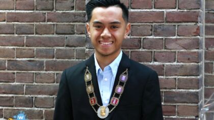 Jeugdburgemeester Noël Silalahi schuift aan bij Surabaya Calling