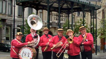 Streetparade met vijf orkesten in centrum van Helmond