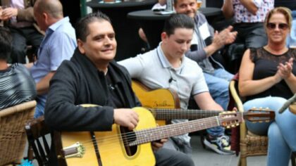 Gitarist-virtuoos Jimmy Rosenberg bij café Tante Dientje