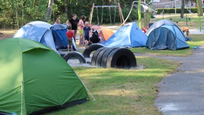 Kamperen in het bos bij speeltuin De Rijpelroets