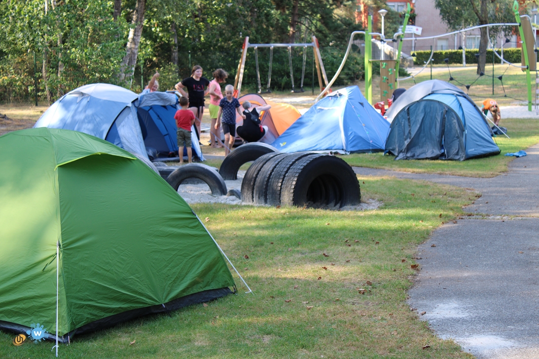 Kamperen in het bos bij speeltuin De Rijpelroets