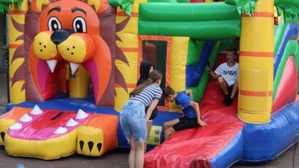 Springkussenfestijn als afsluiter van de vakantie