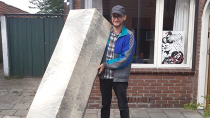Dirk Reimes met zijn blok ‘steen’ in de Leonardusbuurt