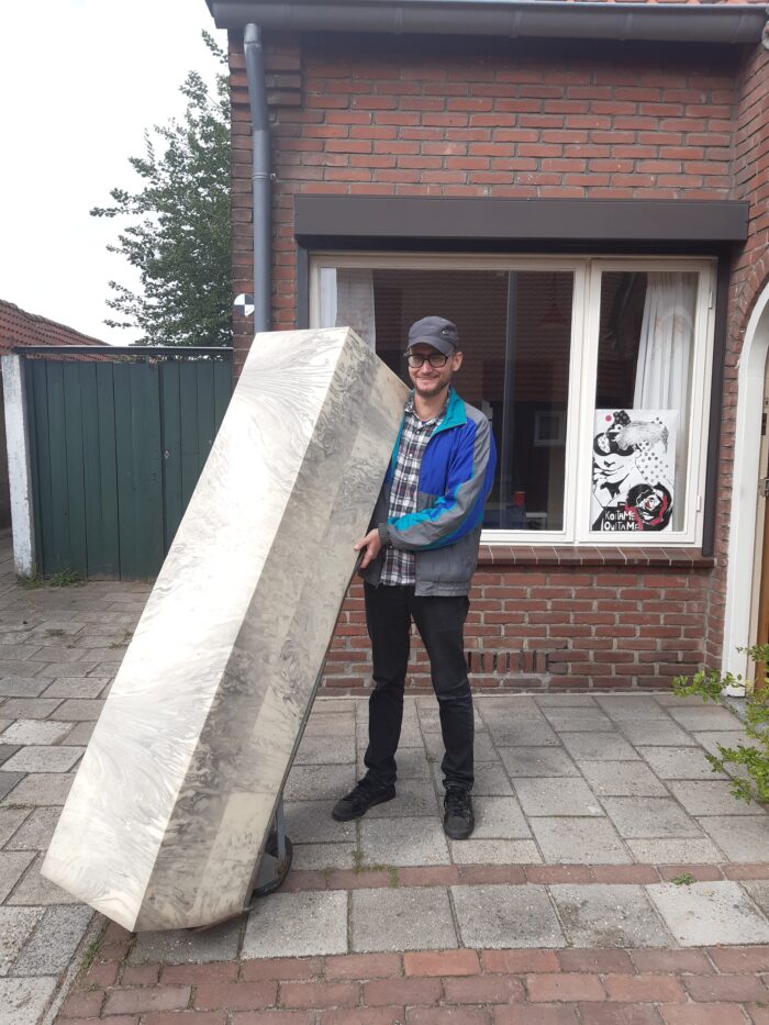 Dirk Reimes met zijn blok ‘steen’ in de Leonardusbuurt