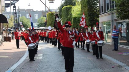 Muziekcorps HMC huldigt Helmonders tijdens serenade
