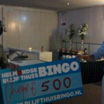 Tante Toos reikt de Blijf thuis bingo cheques uit