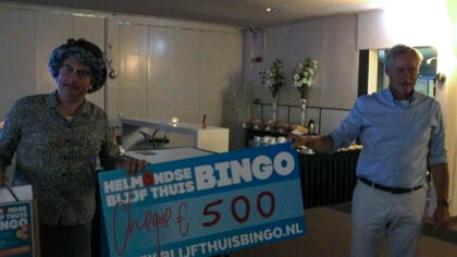 Tante Toos reikt de Blijf thuis bingo cheques uit