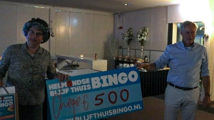 Tante Toos reikt de Blijf thuis bingo cheques uit