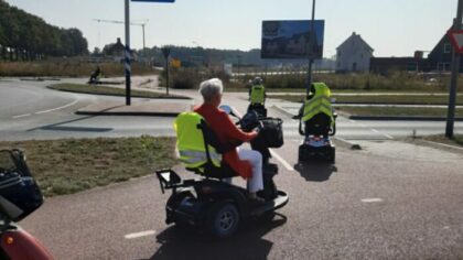 Oefenen op de scootmobiel tijdens tocht door Helmond