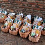 Mandje met verrassingen voor diamanten bruidsparen