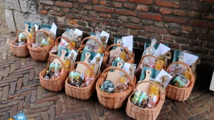 Mandje met verrassingen voor diamanten bruidsparen