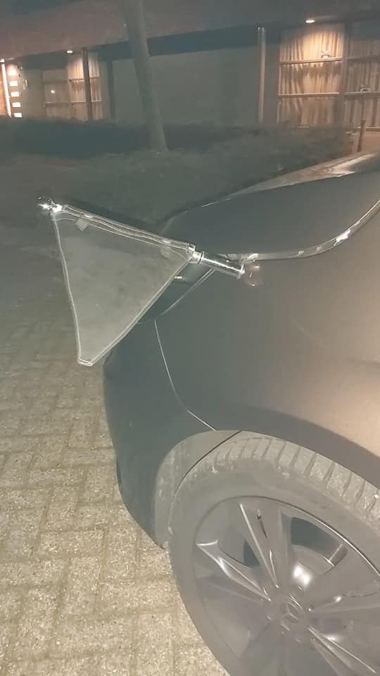 Vandalen vernielen rouwambulance tijdens ophalen overledene
