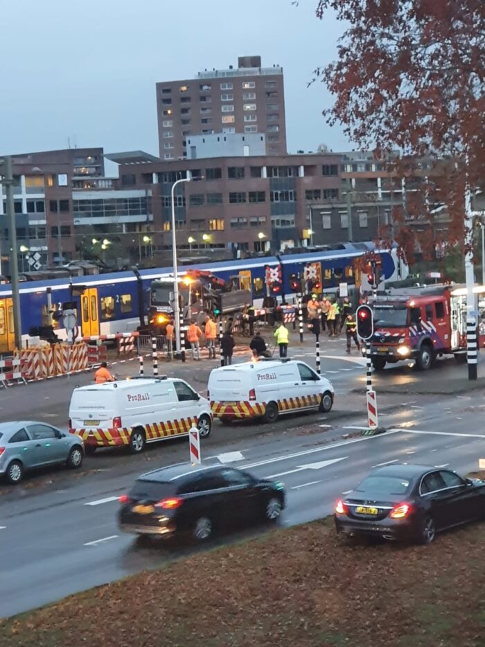 Botsing tussen sprinter en vrachtwagen op spoor Engelseweg