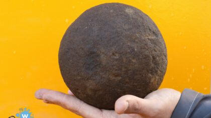 Archeologen vinden kanonskogel in Helmondse binnenstad
