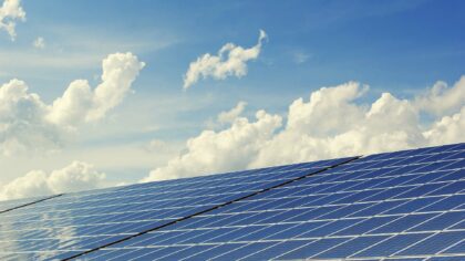 Zoveel mogelijk zonnepanelen op nieuwe bedrijfsgebouwen