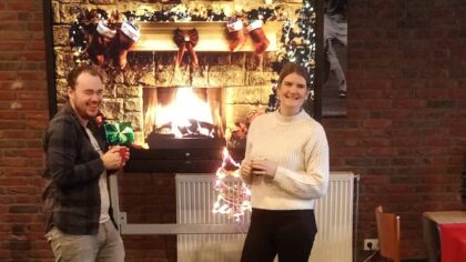 Zelfgemaakte kerstkaarten en -bomen voor eenzame ouderen
