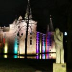 Kasteel en hotel West-Ende in de Keijebijters clubkleuren belicht