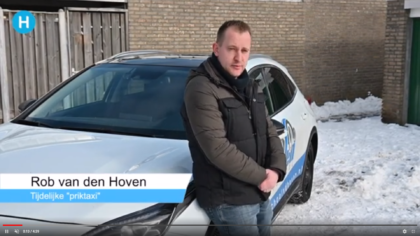 Rijschoolhouder brengt ouderen naar priklocatie