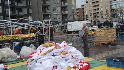 Harde wind veroorzaakt schade op de markt