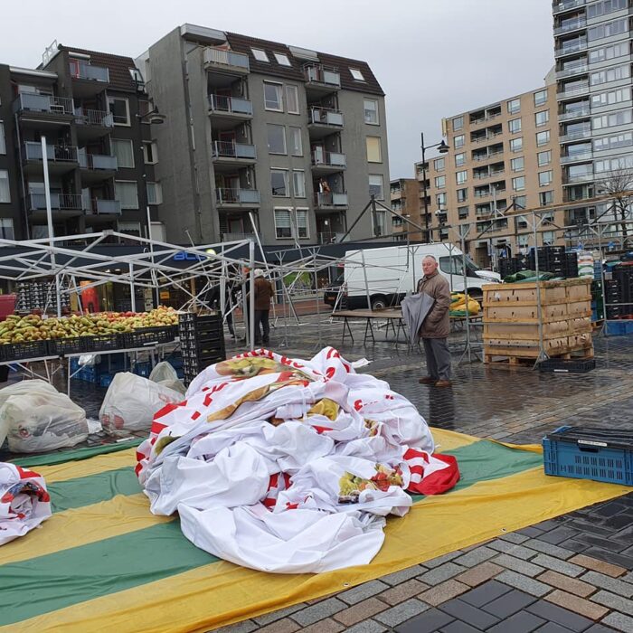 Harde wind veroorzaakt schade op de markt