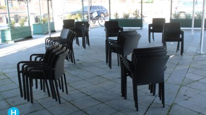 Terrassen glimmend in de voorjaarszon