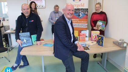 Rotaryclub Helmond schenkt boeken aan stichting Leergeld