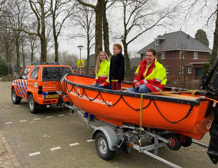De hele klas kan in boot van Reddingsbrigade De Reddingsklos