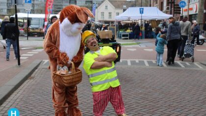 De paashaas was te gast op de Helmondse markt