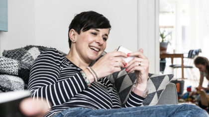 Koffie met een Tablet over foto’s versturen