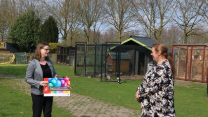 Wethouder Dortmans geeft cheque aan Veldhoeve