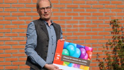Tienerhuis krijgt cheque van wethouder Dortmans
